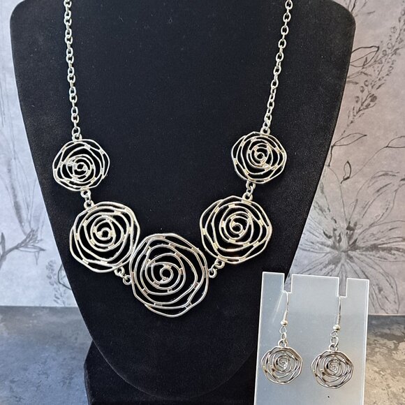 Paparazzi "Rosy Rosette" Necklace & Earring Set - Picture 3 of 5